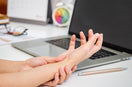 person hold his wrist due to Tendonitis pain