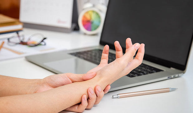 person hold his wrist due to Tendonitis pain