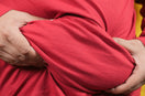 person holding his stomach and feeling umbilical hernia pain