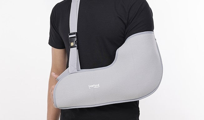 man wear gray arm sling with leeford branding
