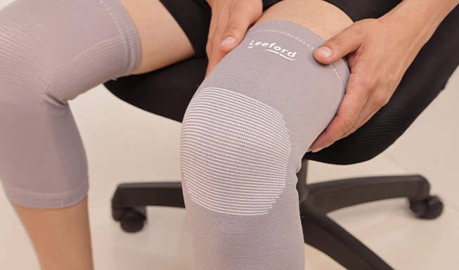 person wear knee cap