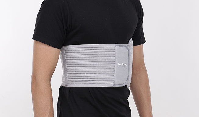 man wear a gray rib belt