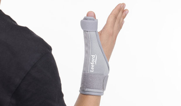 person wear gray thumb brace with leeford branding